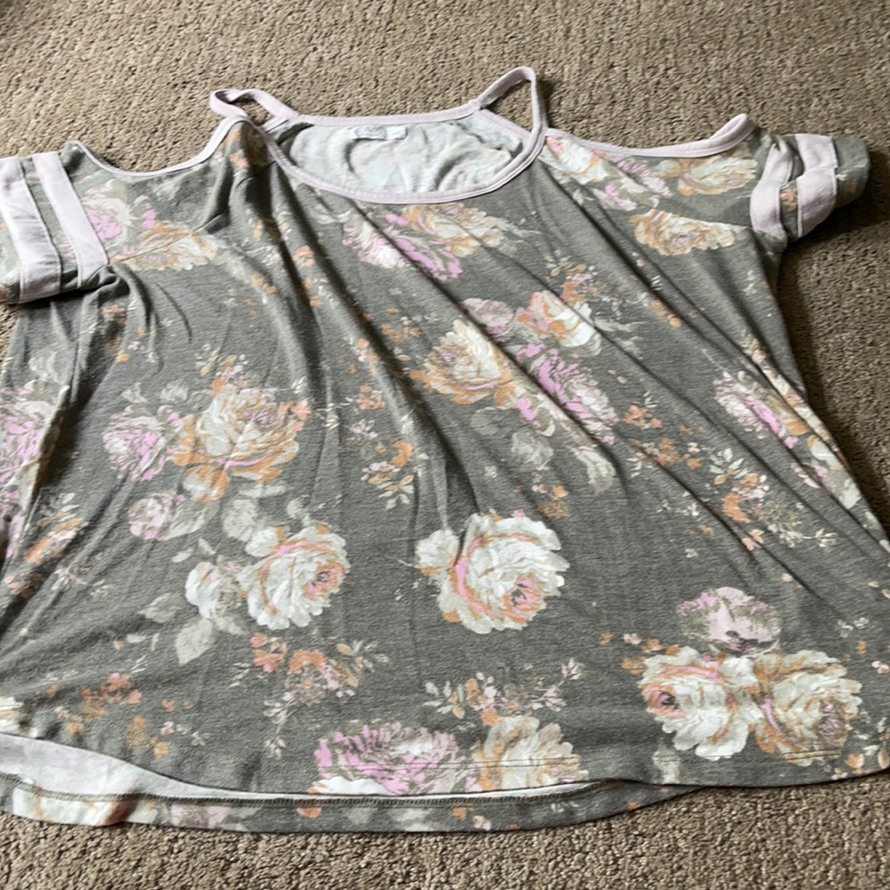 👚 $7 👚 Maurices cold shoulder top